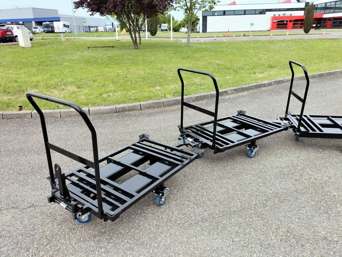 Base roulante sur-mesure noire - roues losange, en train