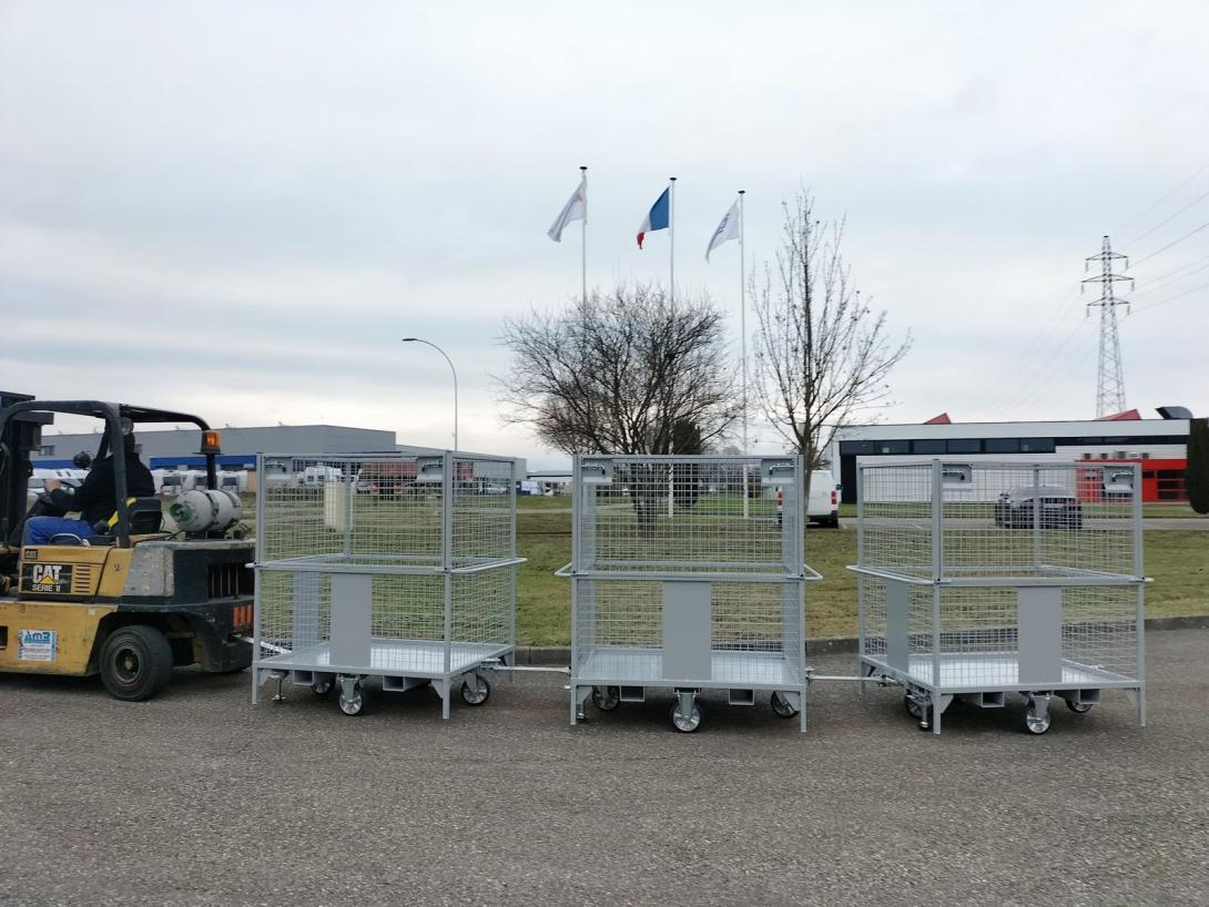 Chariots grillagés tractables en train