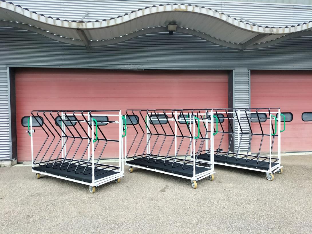 Chariot avec séparateurs pour pièces de carrosserie