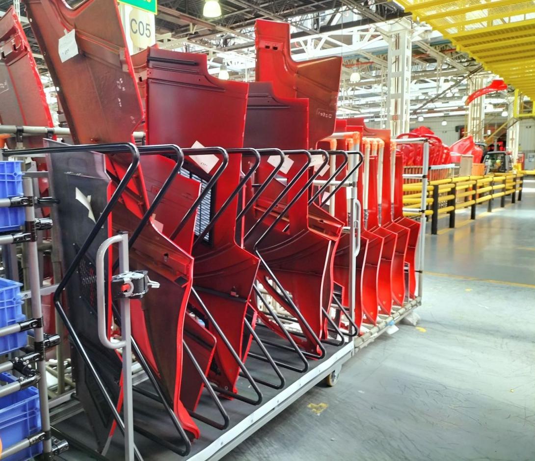 Chariot à ridelles pour pièces de carrosserie, chargé